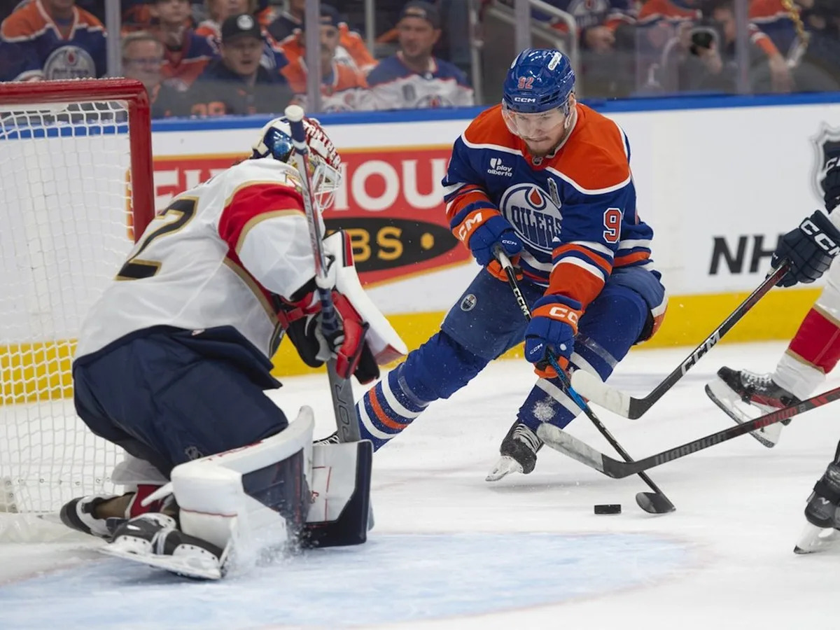 Hockey world reacts as Oilers sign power forward for 3 years