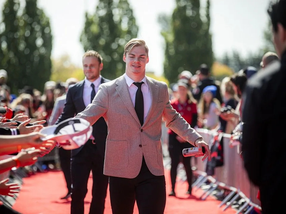 Oskar Pettersson walked the red carpet, greeting fans Sunday.