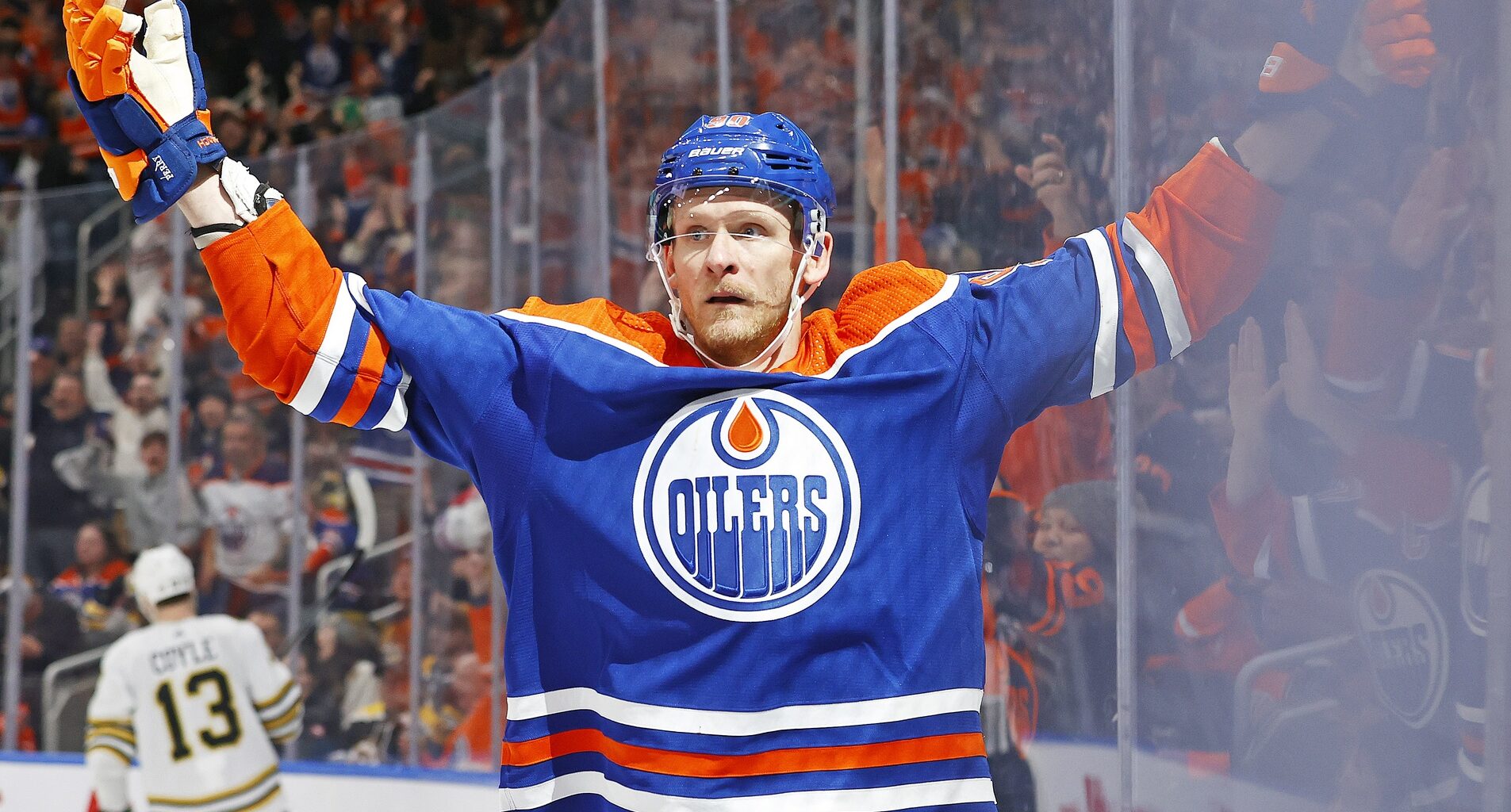 Former Oiler Corey Perry leaves rink in wheelchair after Kings practice