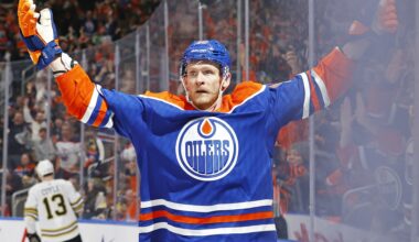 Former Oiler Corey Perry leaves rink in wheelchair after Kings practice