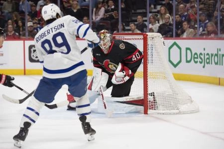 Sep 21st, 2025; Ottawa, Ontario, CAN; Ottawa Senators goalie Mads Sogaard (40) makes a save on a shot from Toronto Maple Leafs right wing Nicholas Robertson (89) in the second period at the Canadian Tire Centre. Mandatory Credit: Marc DesRosiers-IMAGN Images