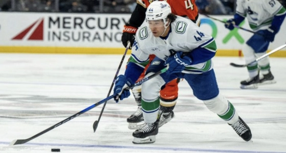How can key role player stay with the Vancouver Canucks long term?#Sherwood #Hits #NHL #Contract #Extension #Canucks