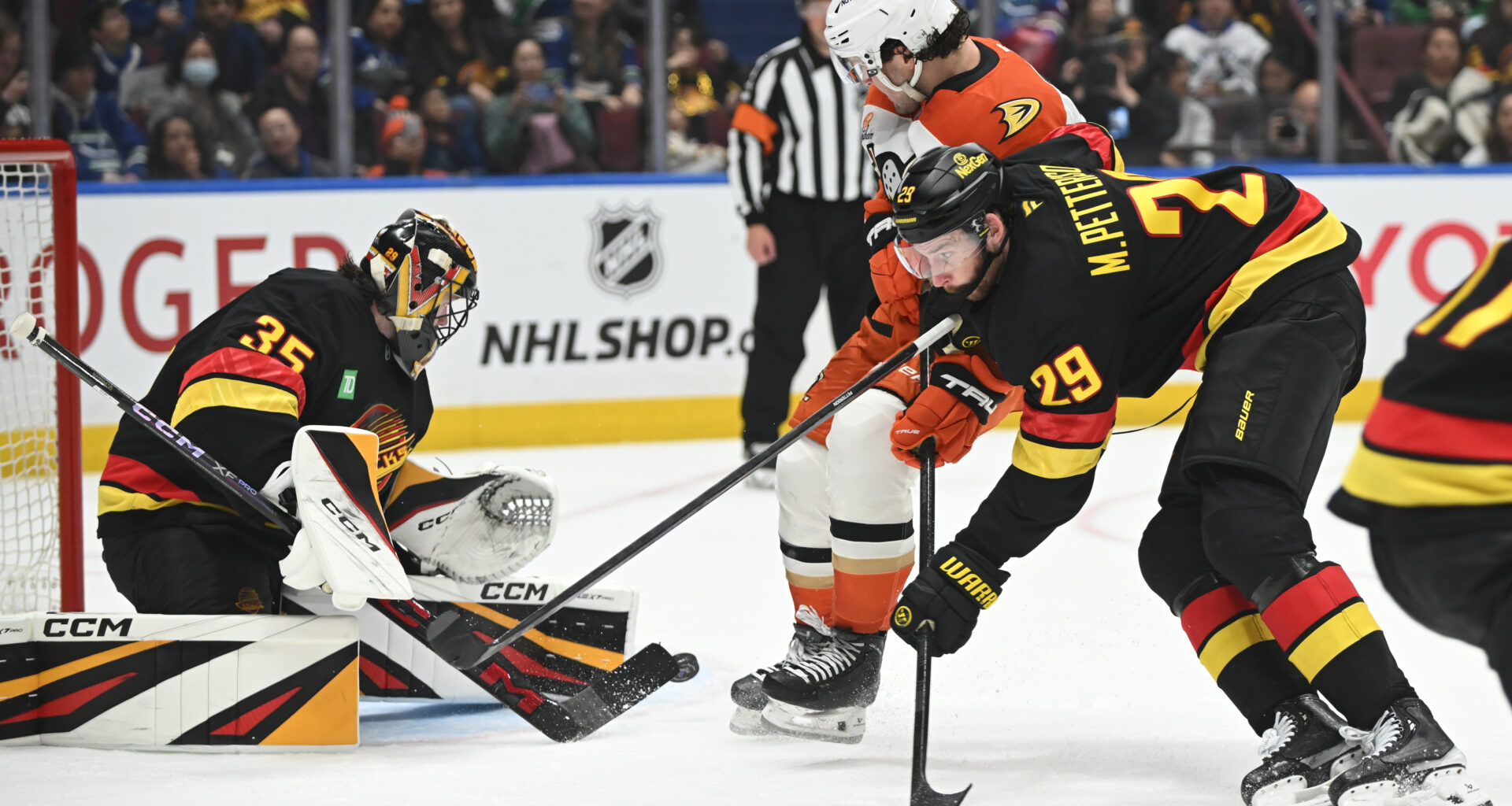 Mason McTavish's Fate with the Vancouver Canucks Now Confirmed After Signing 6-Year Contract