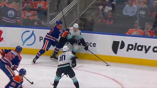 Beau Akey slashing Kaapo Kakko