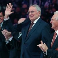 Legendary Montreal Canadiens goaltender Ken Dryden, at center saluting fans before a 2022 NHL game, has died. He was 78. | News
