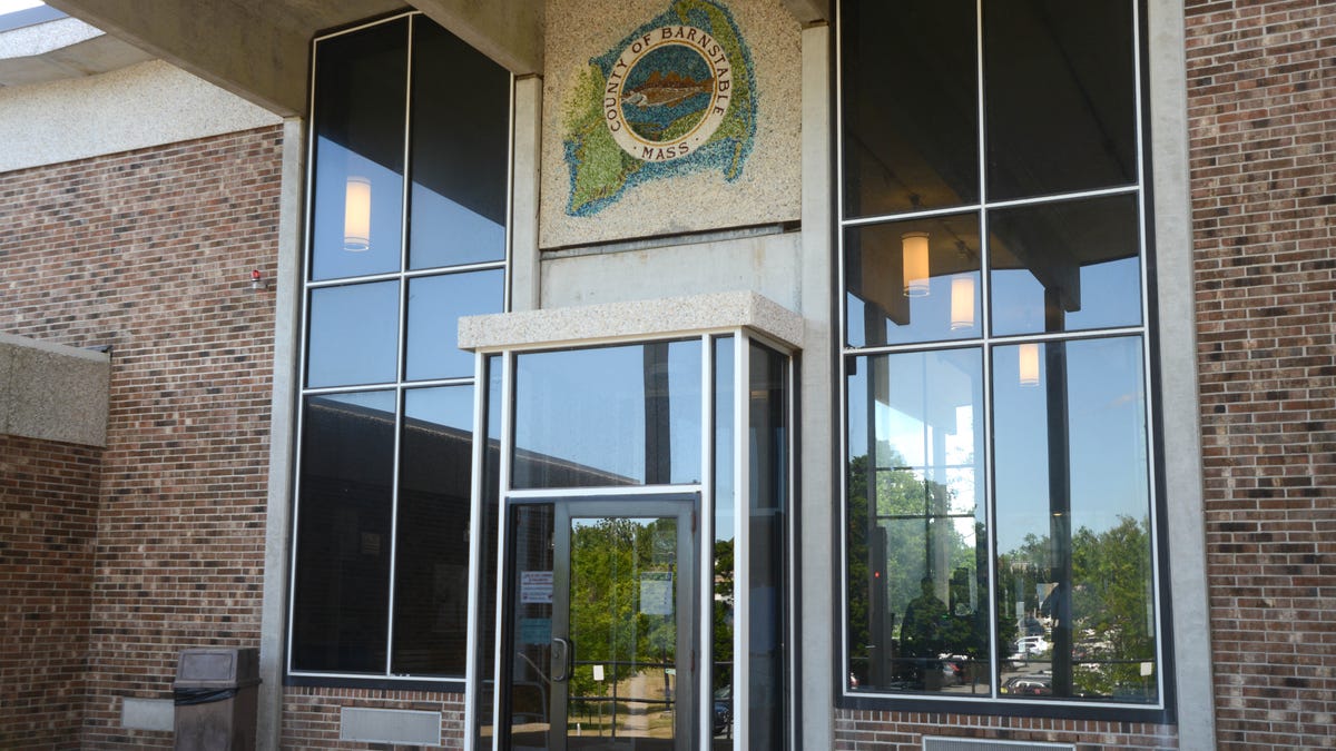 Barnstable police arrest Eric Nickulas in sexting operation