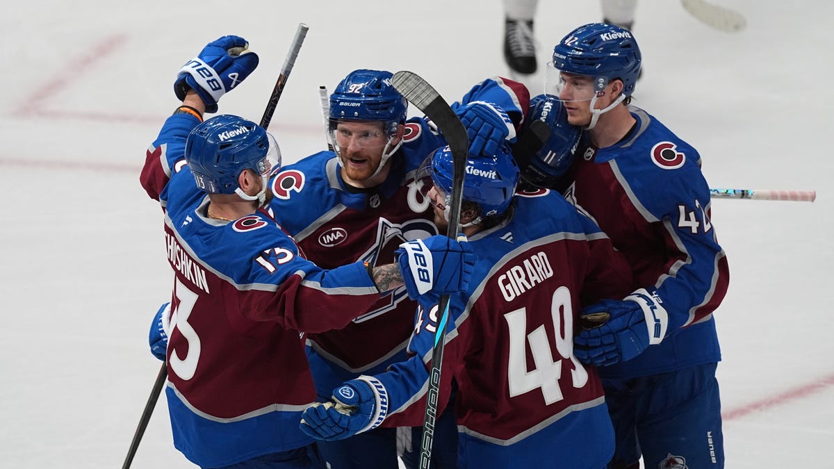 Vasilevskiy makes 33 saves, Lightning cut Florida's lead to 2-1