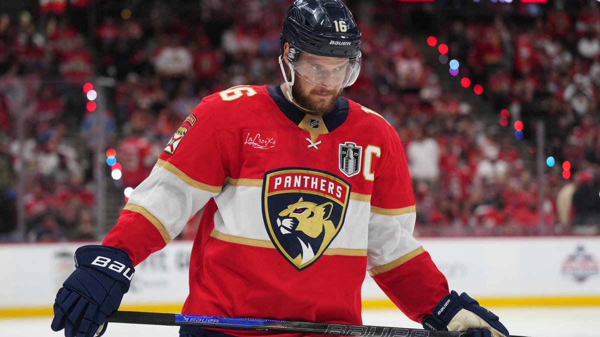 Panthers' Aleksander Barkov helped off ice after injury at practice