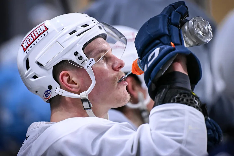 Milwaukee Admirals forward Joakim Kemell (25) gets a drink on the bench during practice Tuesday, May 13, 2025, at the UW-Milwaukee Panther Arena in Milwaukee, Wisconsin. Dave Kallmann / Milwaukee Journal Sentinel / USA TODAY NETWORK via Imagn Images