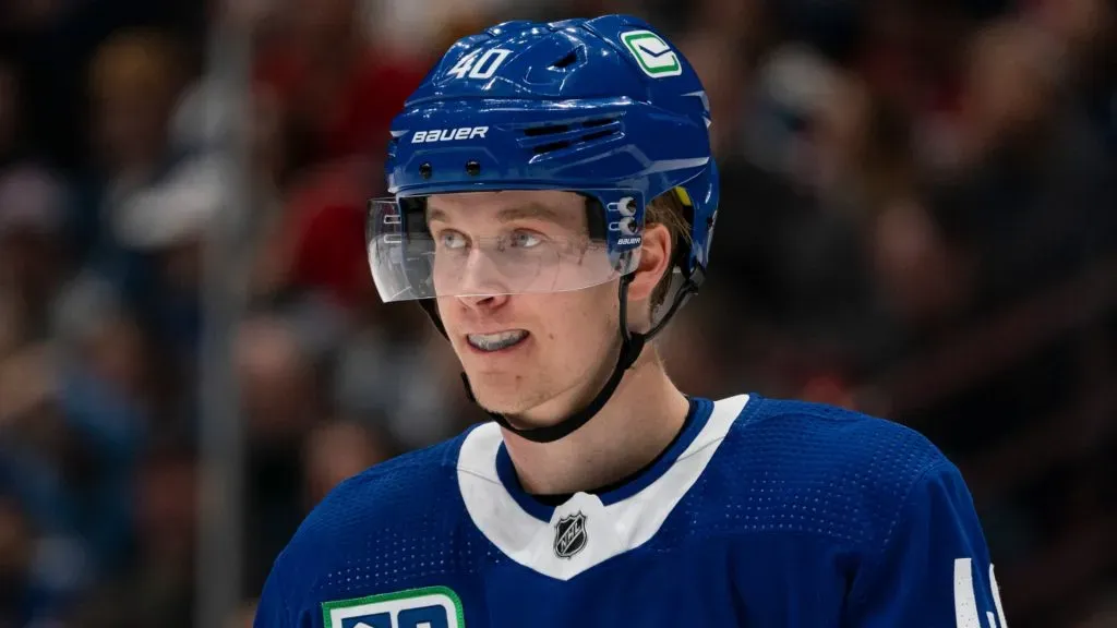 Elias Pettersson skating