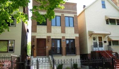 Former Blackhawks assistant coach sells North Center home