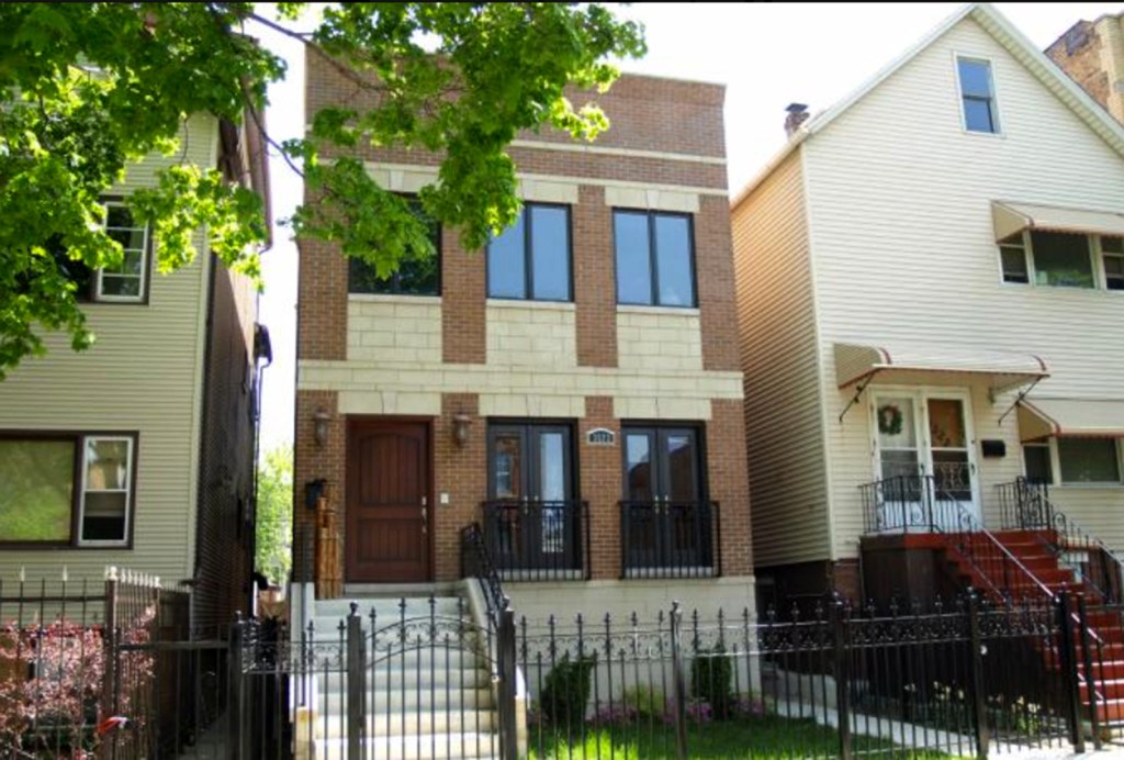 Former Blackhawks assistant coach sells North Center home