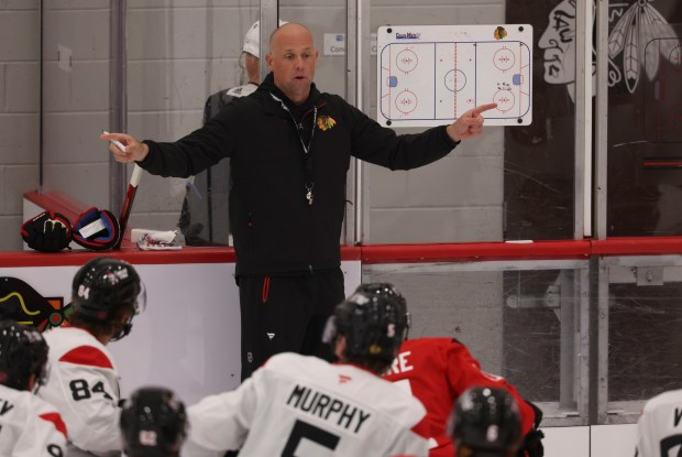 Head coach Jeff Blashill talks to his players during practice Thursday, Sept. 18, 2025, as the Chicago Blackhawks begin training camp at Fifth Third Arena. (Brian Cassella/Chicago Tribune)