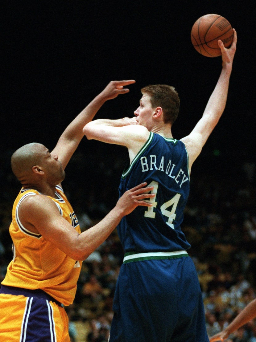 Dallas Mavericks center Shawn Bradley tries to shoot over Los Angeles Lakers center Sean...