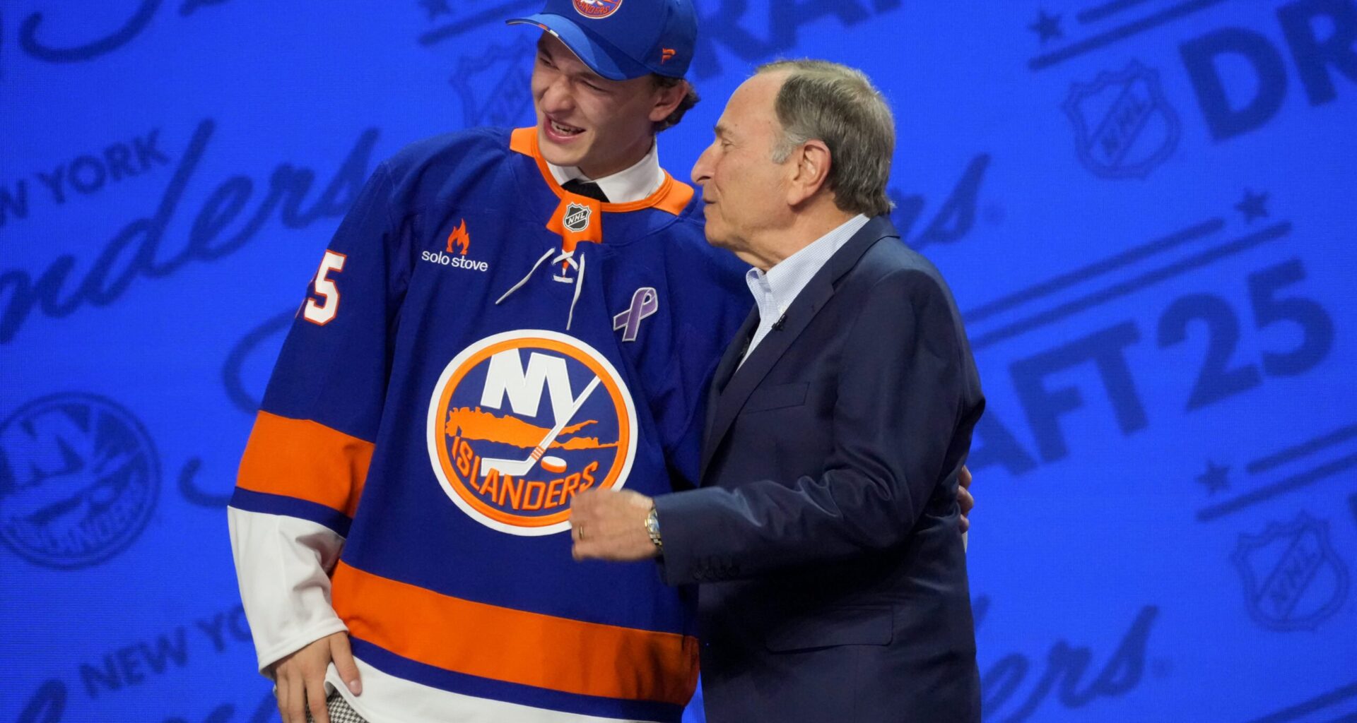 Top 2025 draft pick praised after preseason debut with Rangers archrival