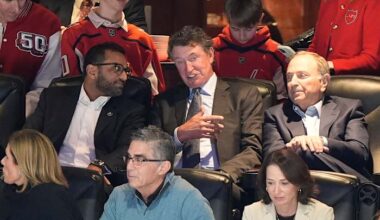 Gretzky witnesses Ovechkin moving 1 goal back of his record as he joins the chase in person