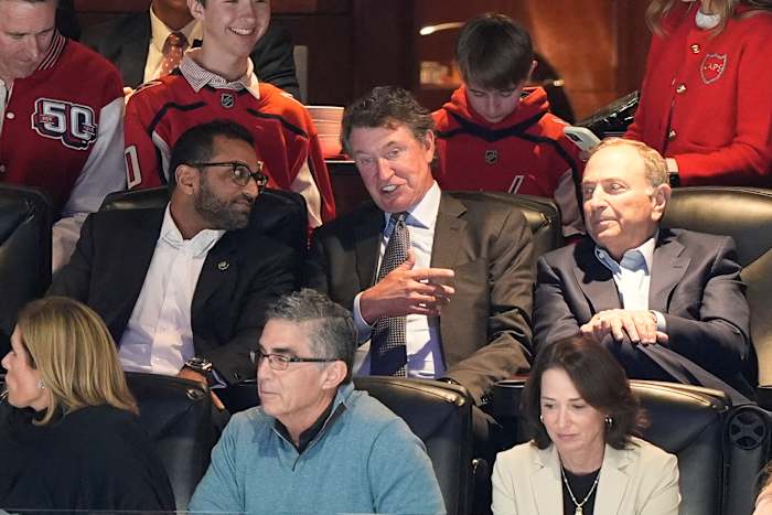 Gretzky witnesses Ovechkin moving 1 goal back of his record as he joins the chase in person