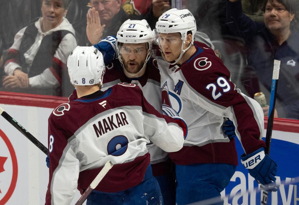 Avalanche use 4-goal first period to power past Senators 5-1