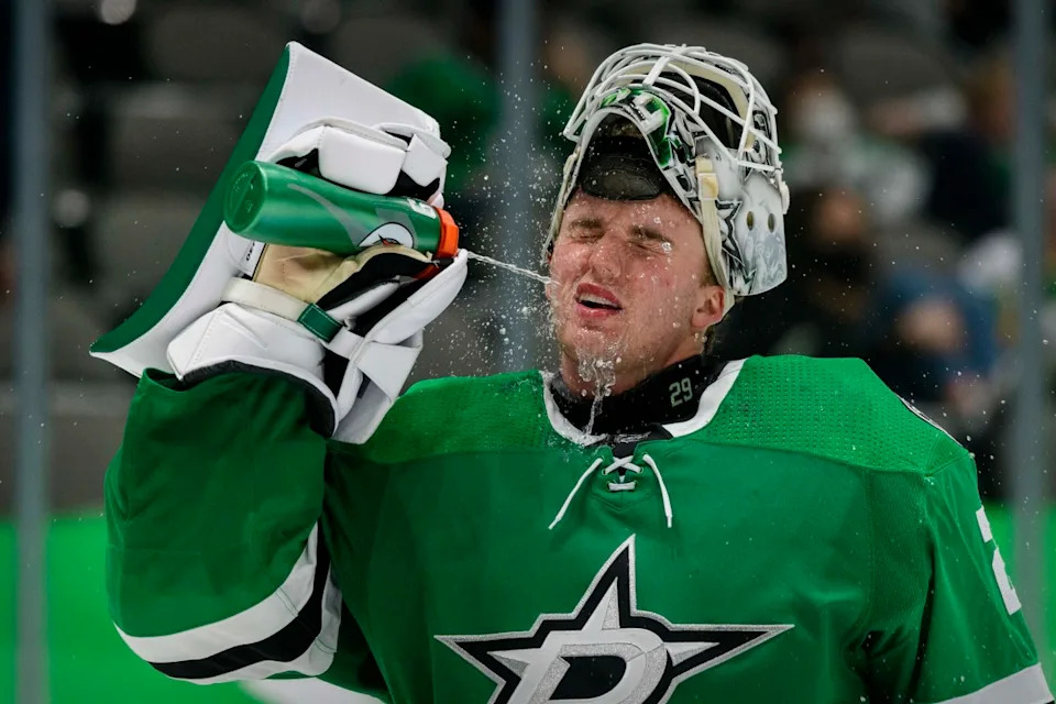Dallas Stars goaltender Jake Oettinger (29) sprays himself with water.Jerome Miron-USA TODAY Sports