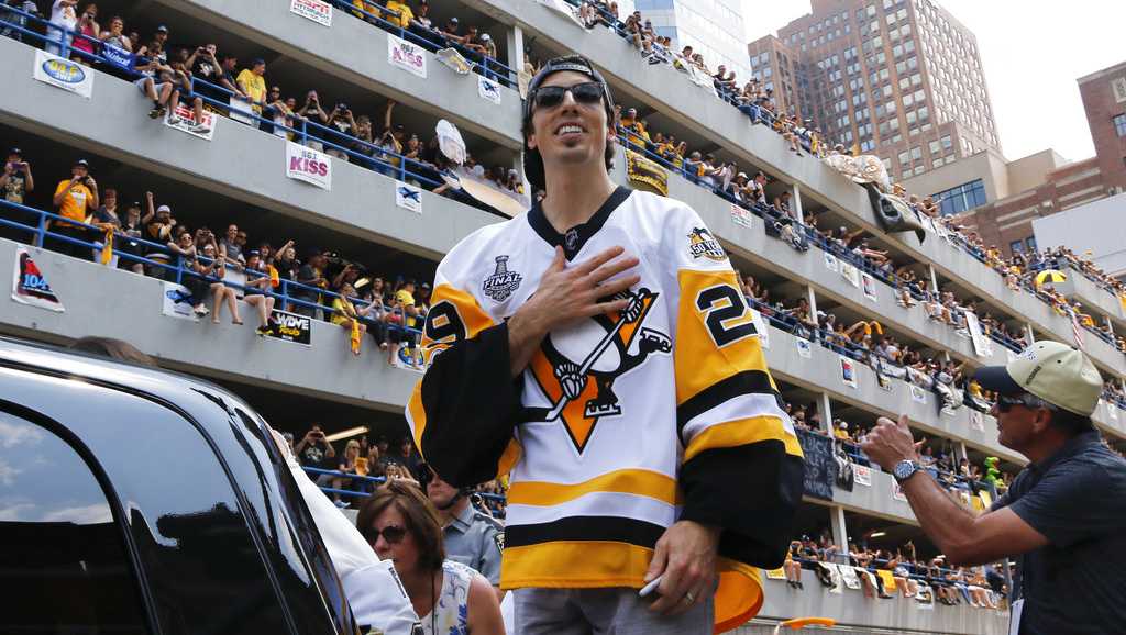 Marc-Andre Fleury signs contract, rejoins the Pittsburgh Penguins