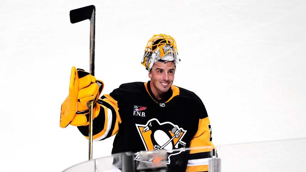 Fleury gets his flowers during final game with the Penguins