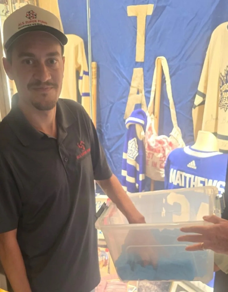  Louis Del Re, an ALS patient and fundraiser from the GTA, and his father Gino help host and Leafs memorabilia collector Mike Wilson with Monday night’s draw for NHL game night packages for the late Mark Kirton’s ALS Super Fund.