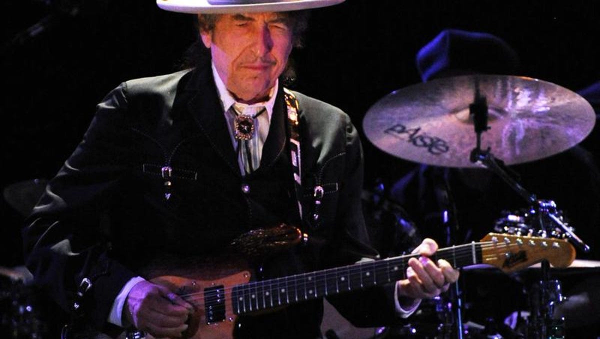 Bob Dylan tweets about running into the Buffalo Sabres in Prague