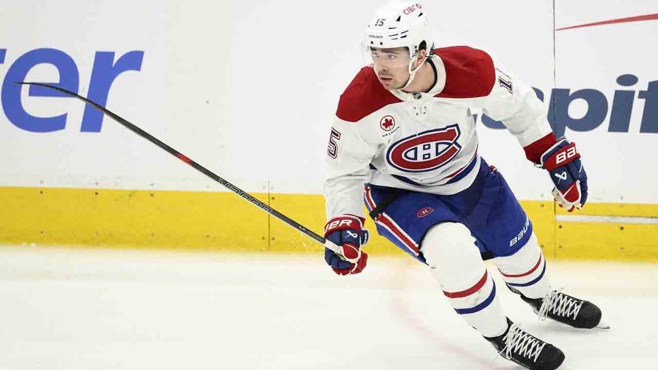 Newhook shines in new role to help Canadiens beat Maple Leafs