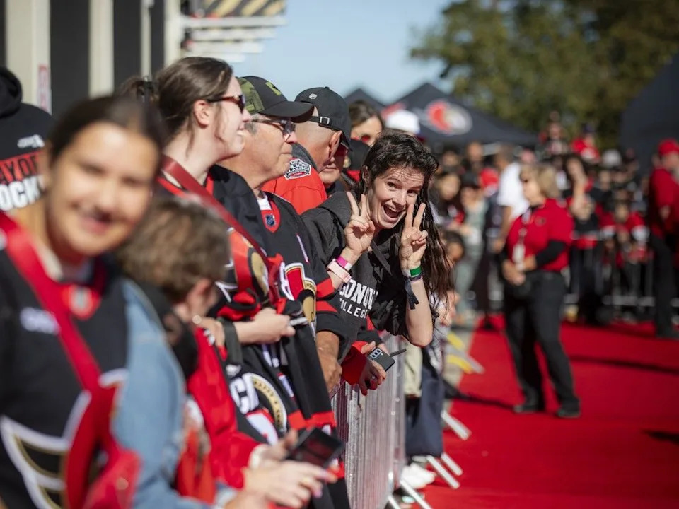 Summer Guilmette flashed peace signs as she eagerly awaited the players arrival on the red carpet Sunday.