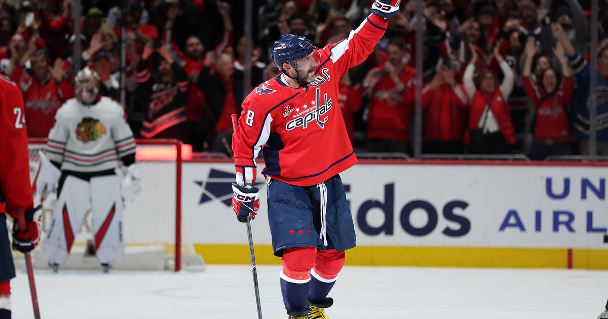 Ovechkin scores twice to tie Gretzky's NHL goals record at 894 as Capitals beat Blackhawks 5-3