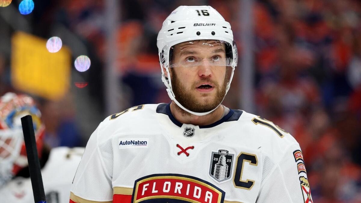 Aleksander Barkov injury: Panthers captain suffers torn ACL, could miss entire 2025-26 season