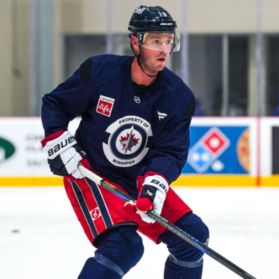 Winnipeg Jets fans finally get first look of Jonathan Toews against Edmonton Oilers