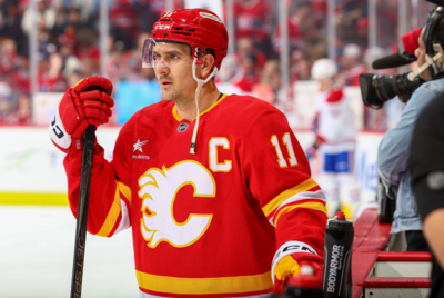 Mikael Backlund signs 2-year extension with Calgary Flames