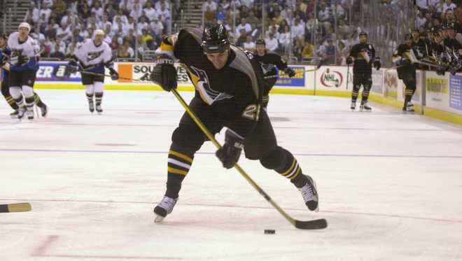 21 Apr 2001 : Kevin Stevens #25 of the Pittsburgh Penguins takes a shot against the Washington Capitals during Game 5 of the Eastern Conference Quarterfinals of the Stanley Cup Playoffs at MCI Center in Washington, DC . The Penguins defeat the Capitals 2-1.DIGITAL IMAGE.Mandatory Credit: Doug Pensinger/ALLSPORT