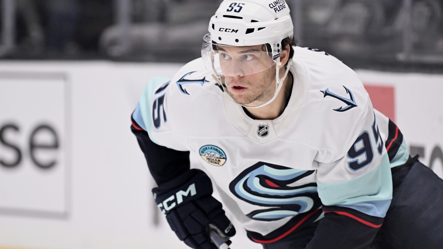 Blackhawks acquire Burakovsky from the Kraken in exchange for Veleno