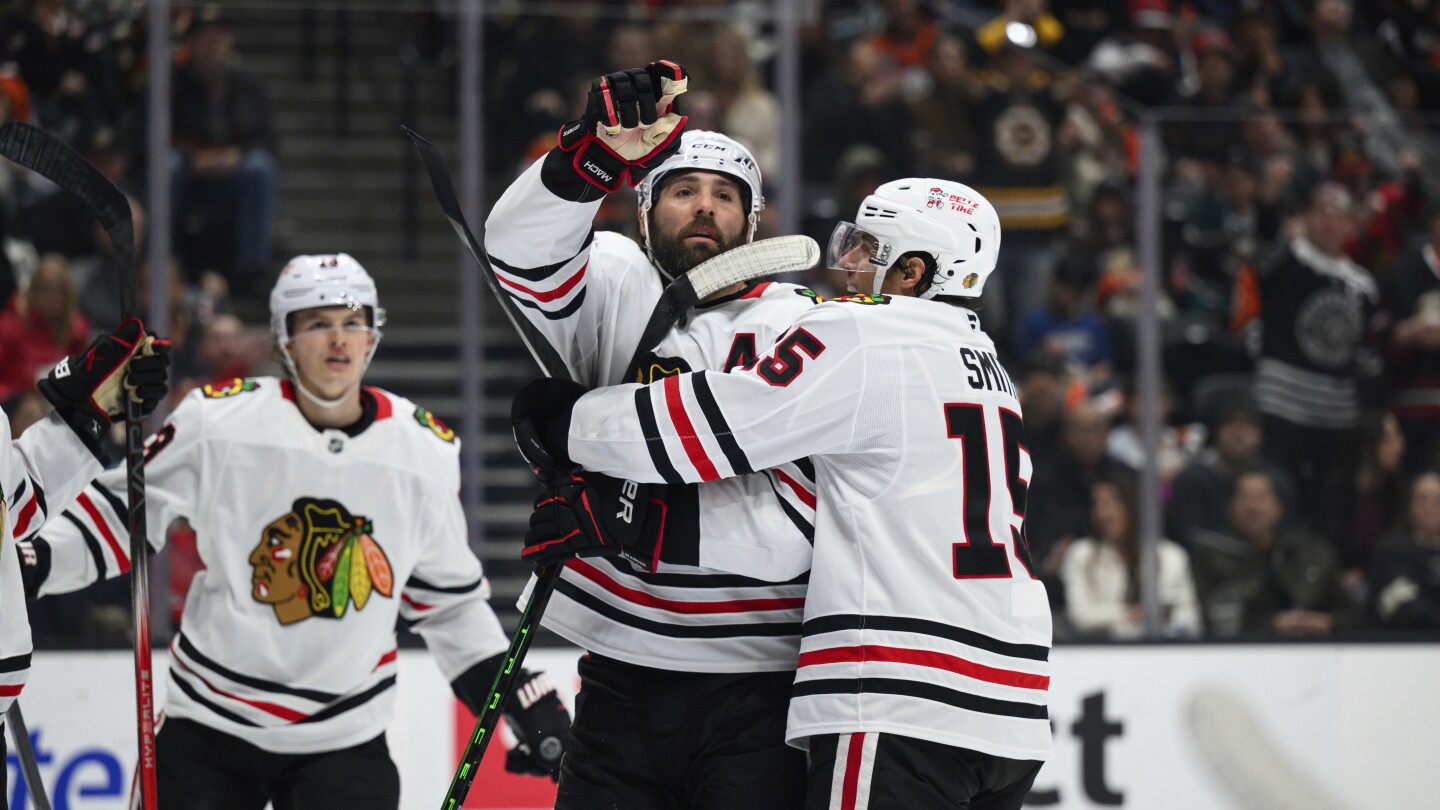 Ryan Donato scores twice in the Blackhawks' 6-3 victory over the Ducks