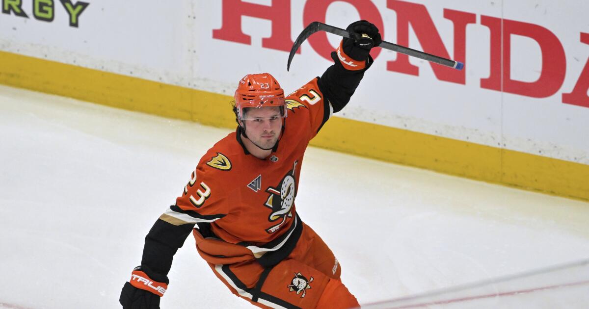 Mason McTavish signs six-year, $42-million deal with Ducks