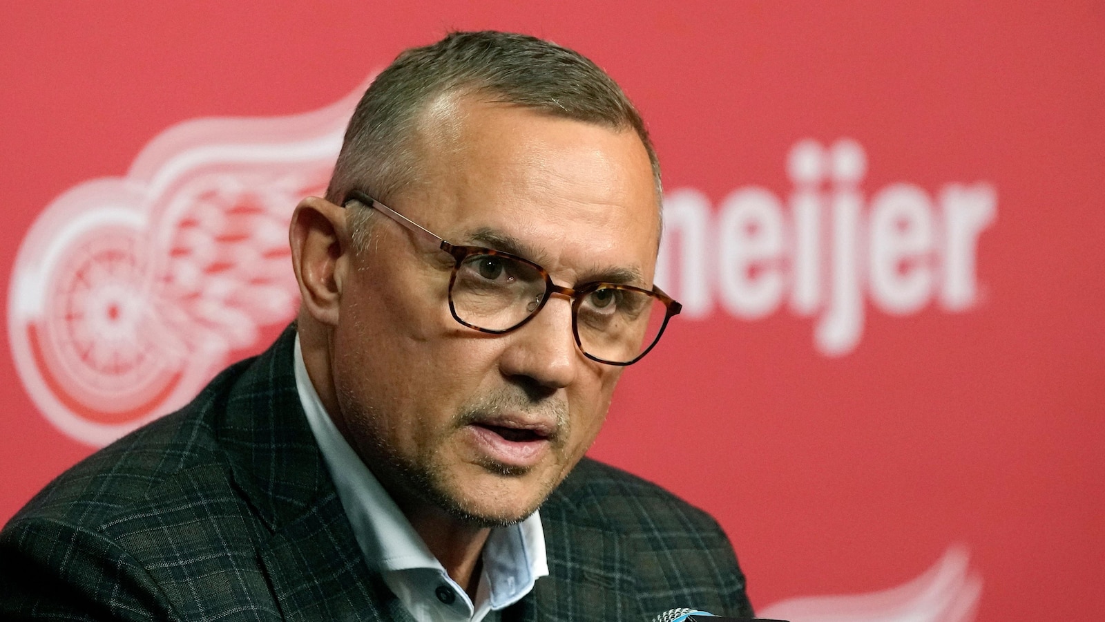 Rebuilding NHL teams prioritize developing top prospects amid NHL's rising salary cap