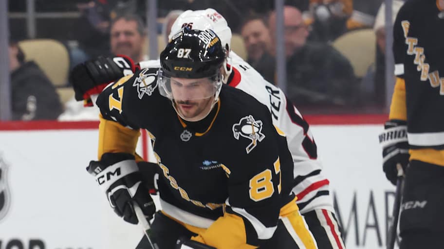 Pittsburgh Penguins center Sidney Crosby (87) moves the puck ahead of Chicago Blackhawks center Teuvo Teravainen