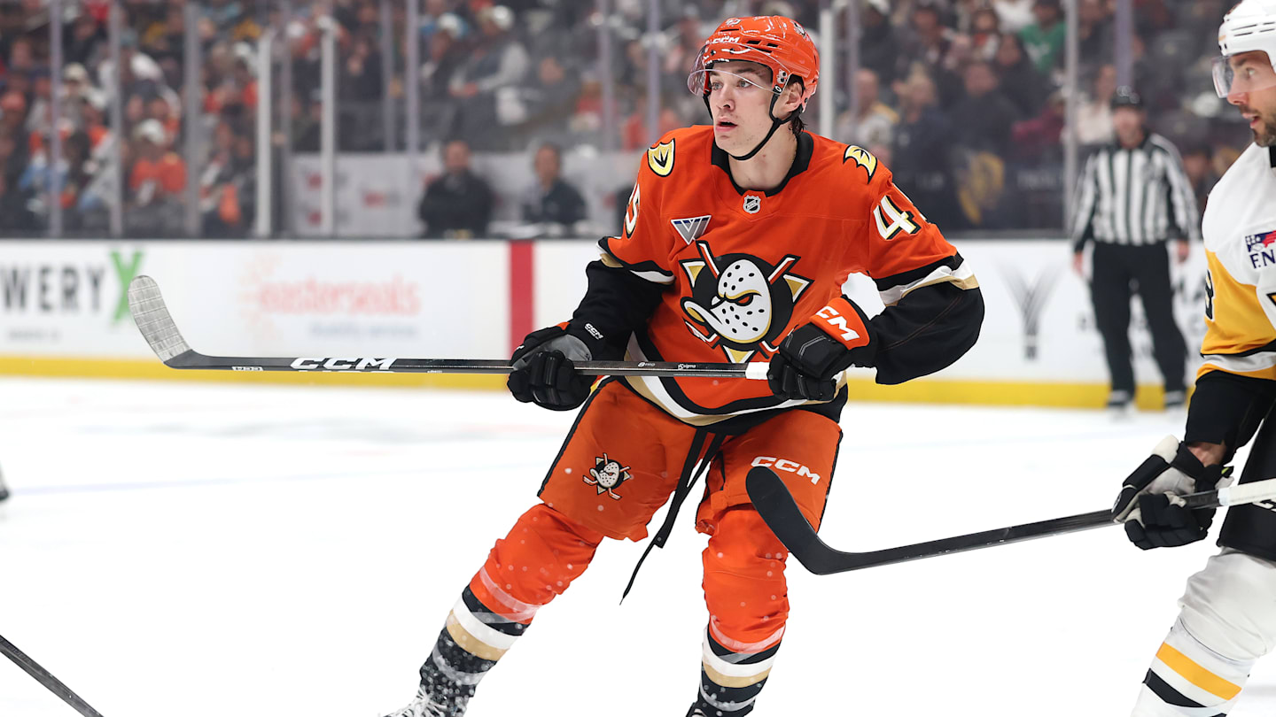 Anaheim Ducks forward Beckett Sennecke looks like a potential Calder Trophy candidate this season.