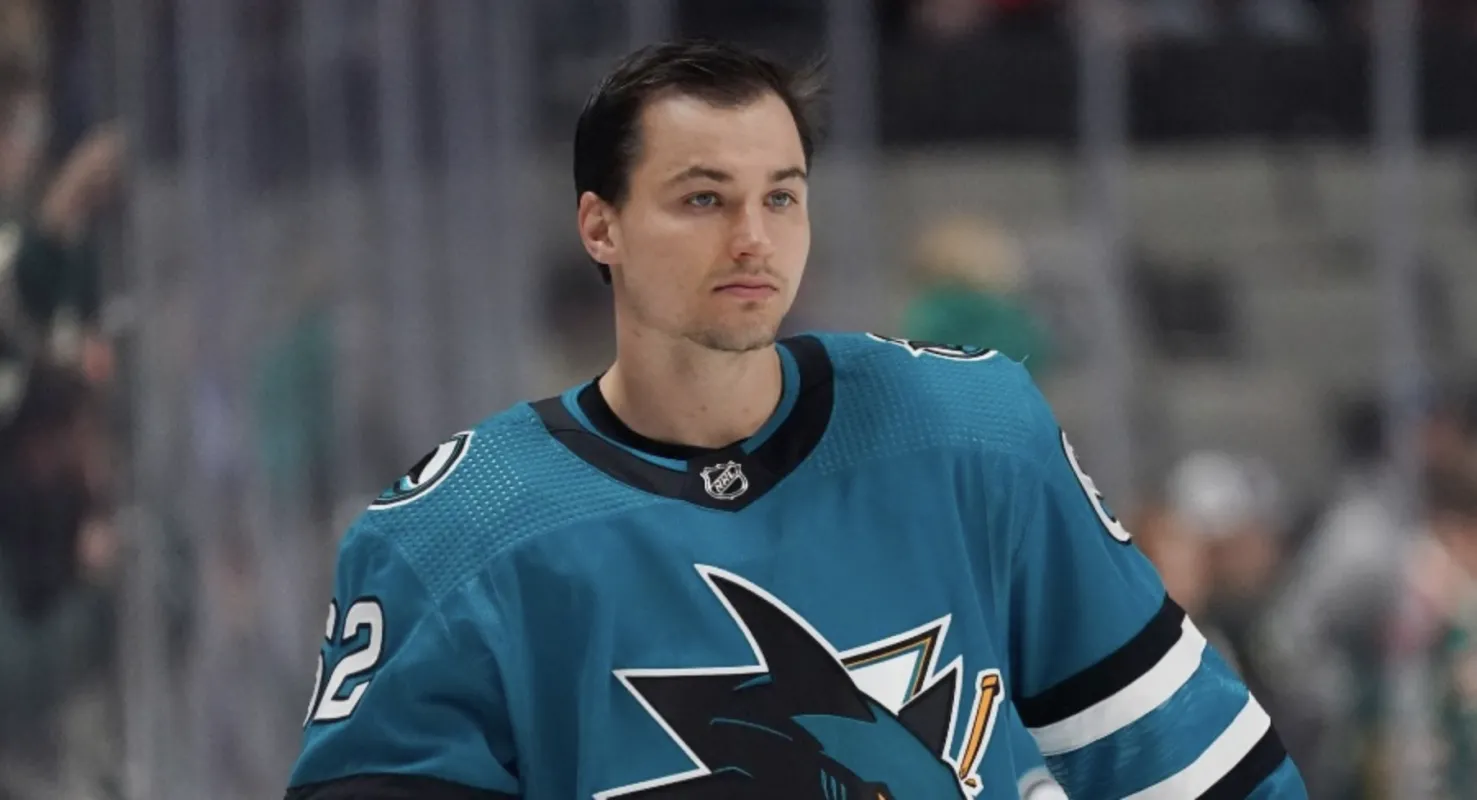 Carolina Hurricanes Cut Ties With 2 Longtime NHLers, Including Former Masterton Award Finalist