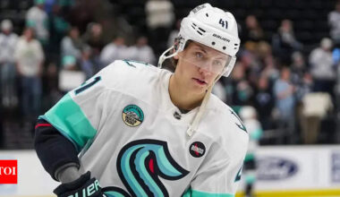 Seattle Kraken lose defenseman Ryker Evans for up to two months with upper-body injury setback in 2025-26 NHL season | NHL News