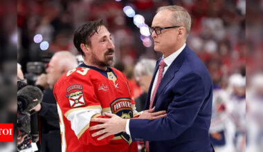 Shocking NHL Moment: Paul Maurice sees naked Brad Marchand in the Florida Panthers locker room | NHL News