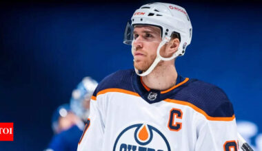 Oilers’ short-term Connor McDavid contract extension solves one issue, exposes others in pursuit of Stanley Cup redemption | NHL News