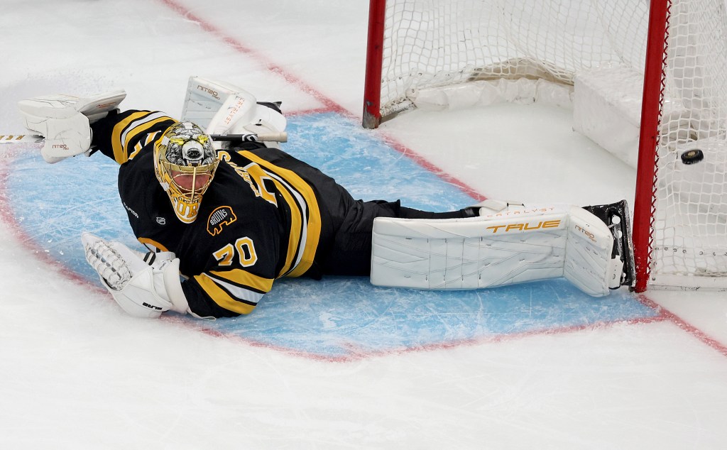 Bruins suffer first loss of season, 4-3, to Lightning