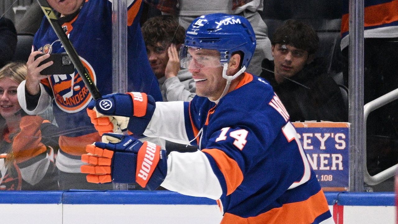 Islanders defeat Oilers on Bo Horvat's hat trick for first win of the season