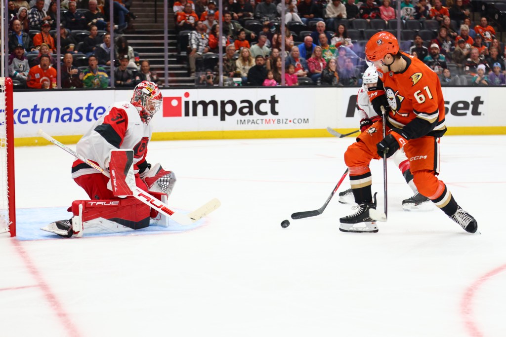 Ducks can’t keep up with unbeaten Hurricanes – Daily Breeze