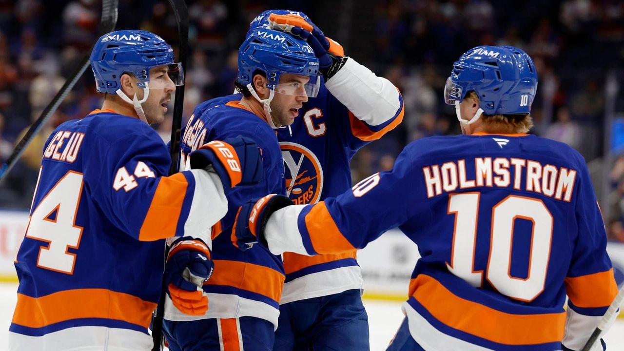 Islanders dominate Red Wings, earn fourth straight victory