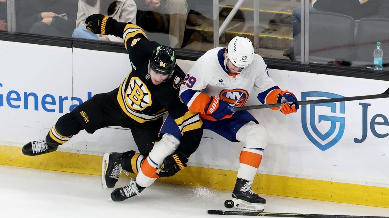 Islanders blow another two-goal lead, fall to Bruins