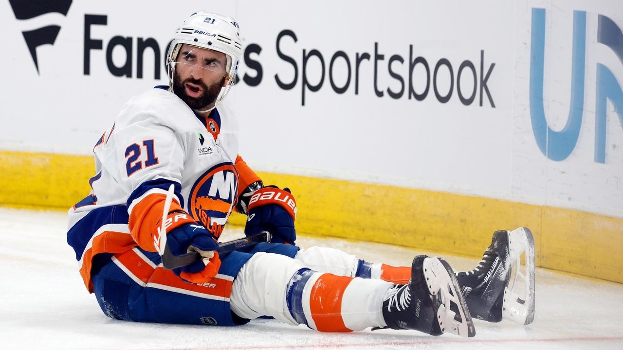 Isles remain winless on road trip after loss to 'Canes